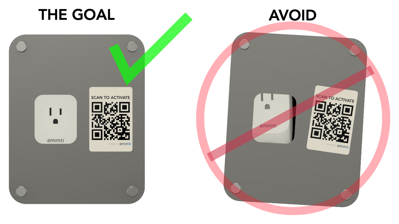 A la izquierda, etiquetado "El objetivo": un Q16 Outlet Manager asentado a ras detrás del Keepout Panel con la toma y el código QR Escanear para activar accesibles, marcado con una marca verde de verificación. A la derecha, etiquetado "Evitar": el Q16 sobresale del receptáculo, por lo que el panel no queda plano, marcado con una cruz roja.